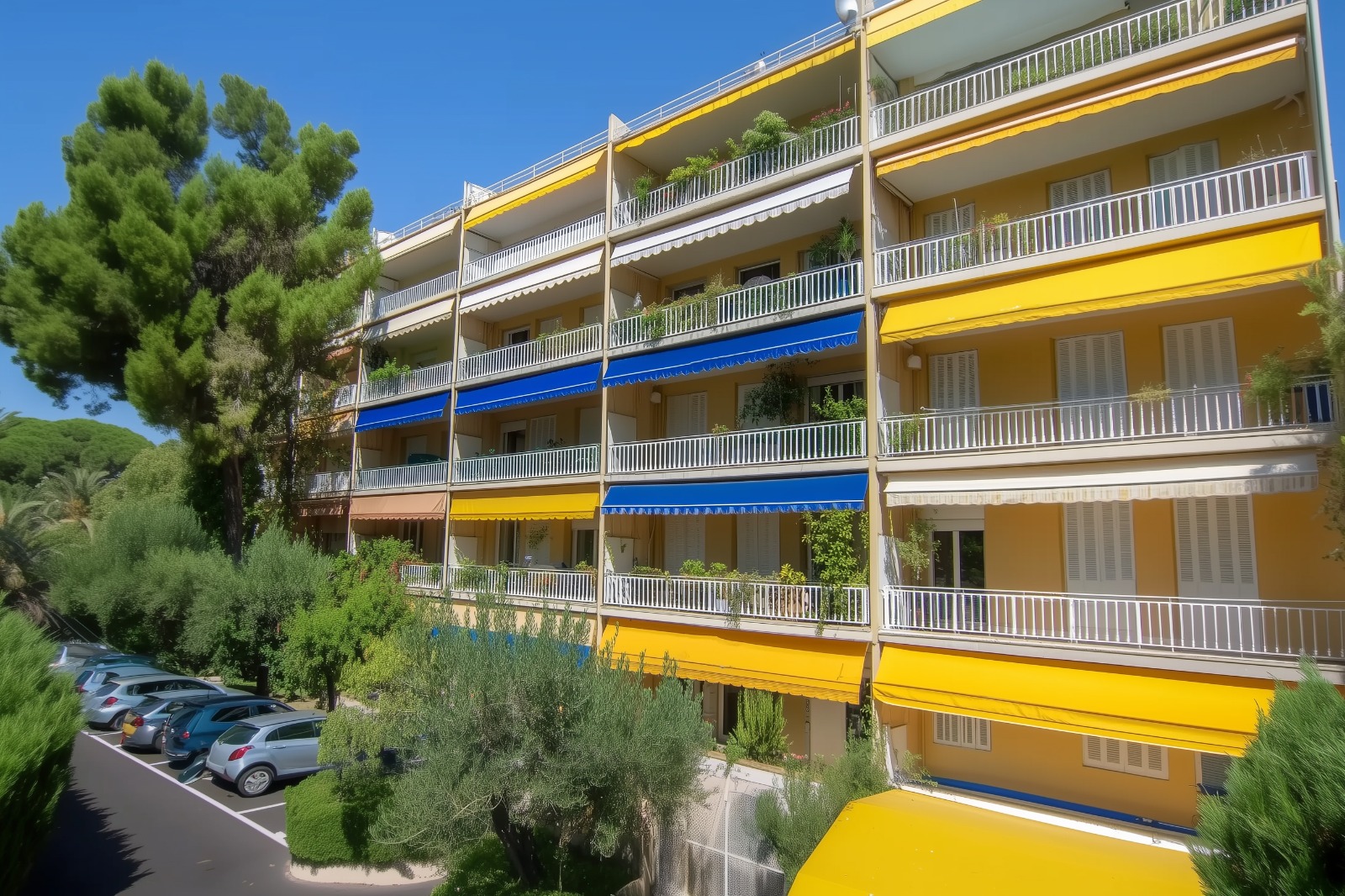 Nettoyage de stores extérieurs sur un immeuble résidentiel Nettoyage de stores extérieurs sur un immeuble résidentiel