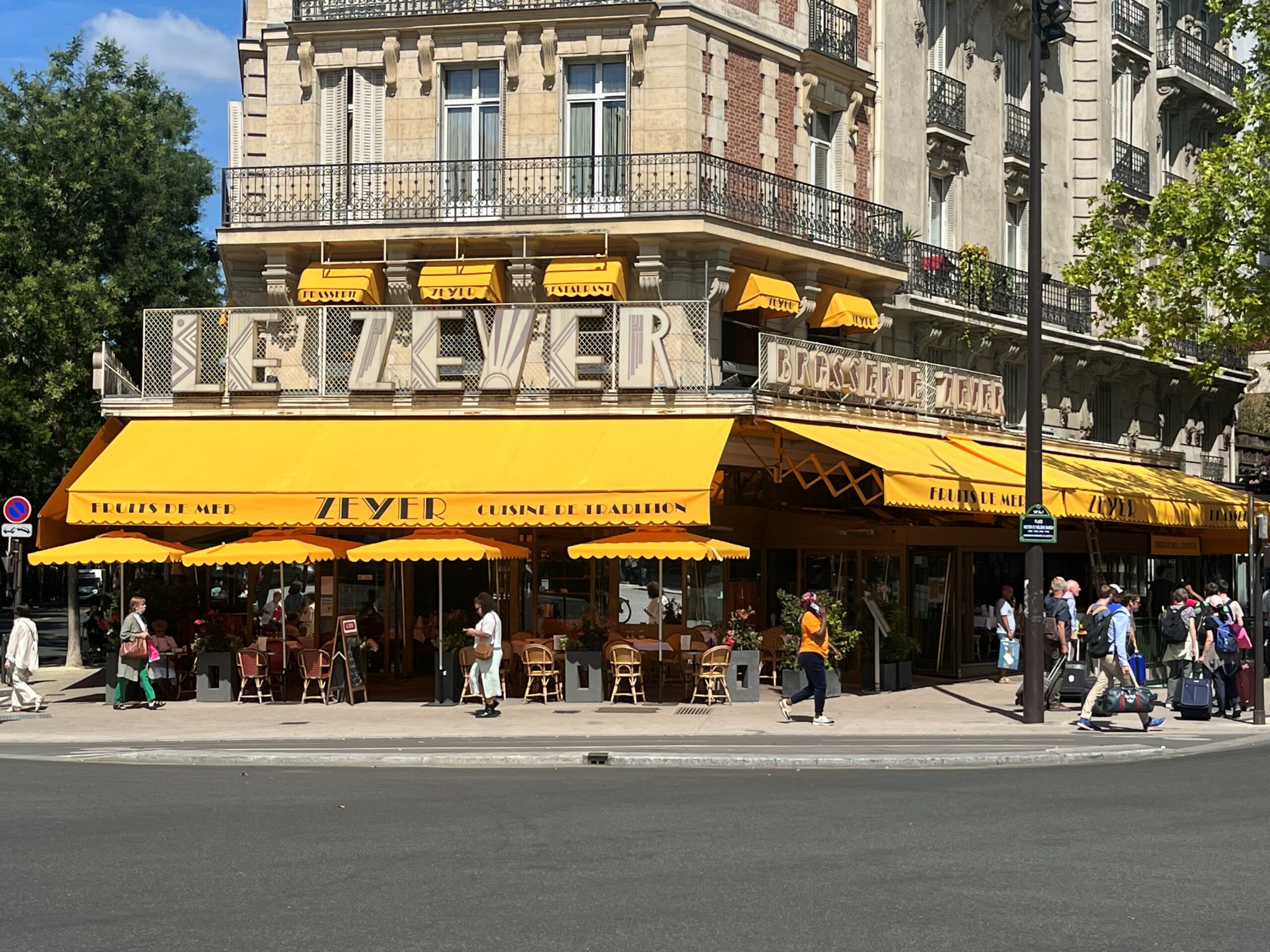 Nettoyage de stores pour la brasserie parisienne Zeyer