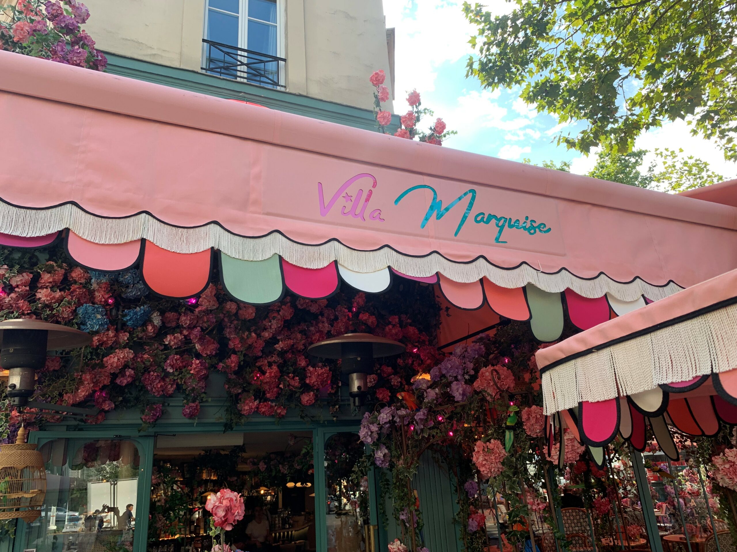 Lavage d'un lambrequin pour le café restaurant Villa Marquise