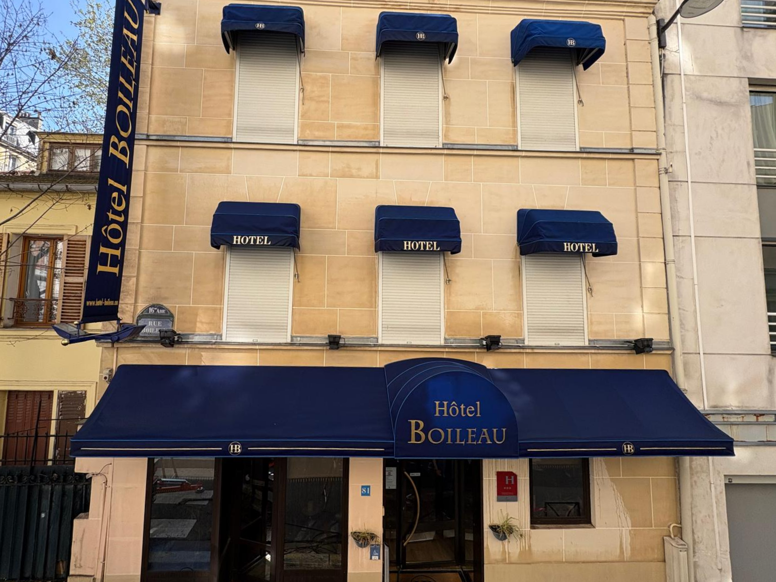 hotel-nettoyage-stores-paris Lavage de store extérieur par une entreprise spécialisée à Paris