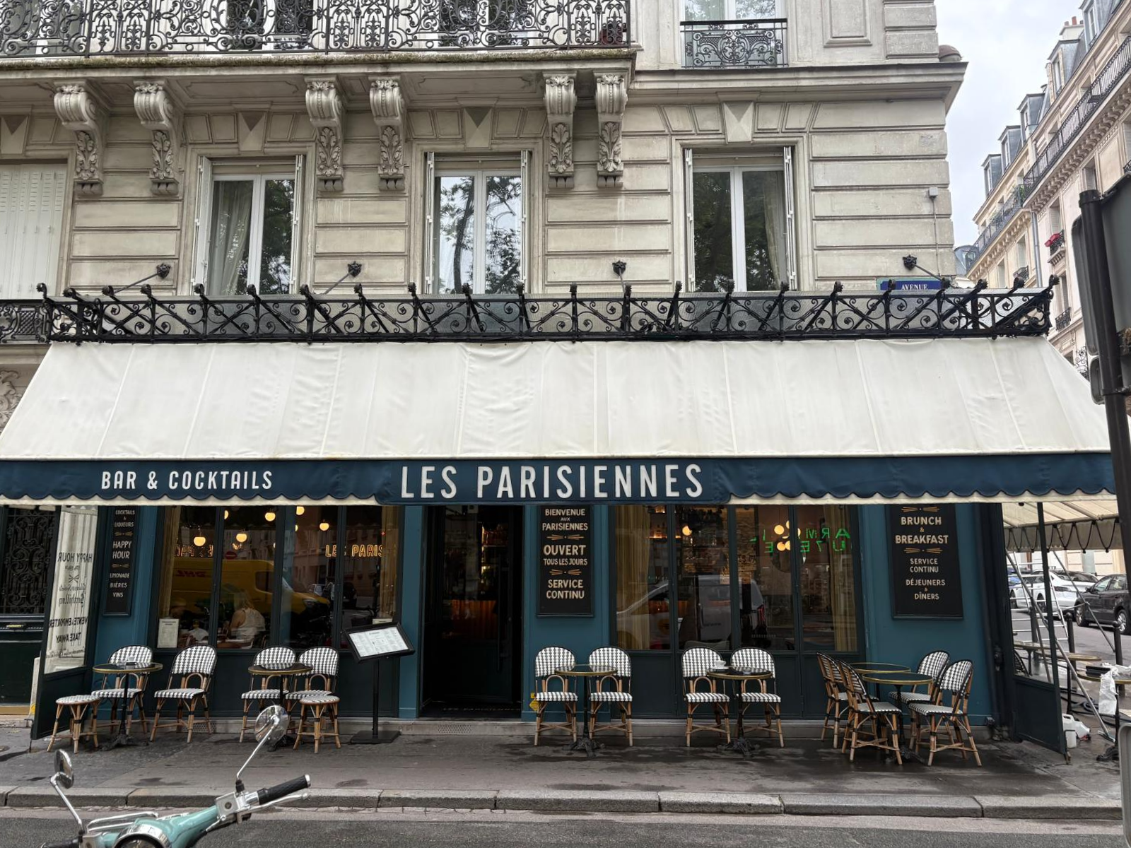 store-nettoyage-restaurant-paris.jpg Lavage de store extérieur d'un restaurant