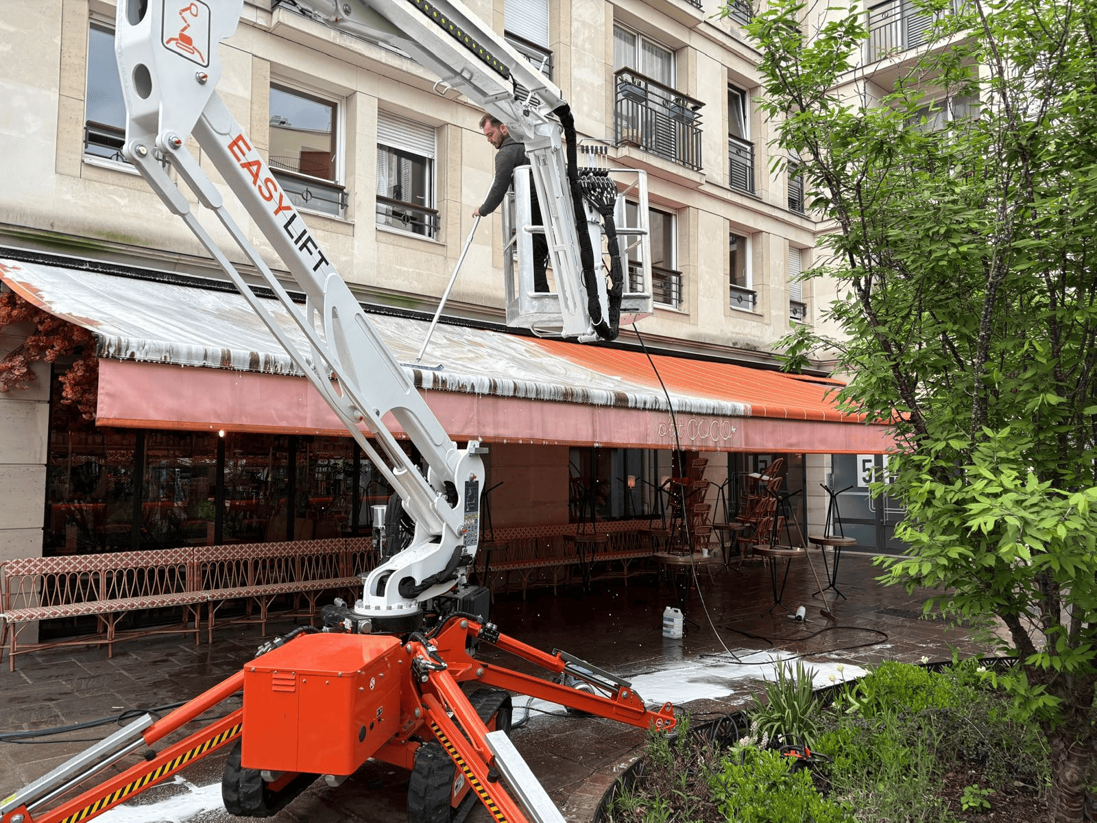Nettoyage professionnel de store en hauteur avec nacelle Intervention StoreWash avec nacelle pour le nettoyage d’un store extérieur de restaurant
