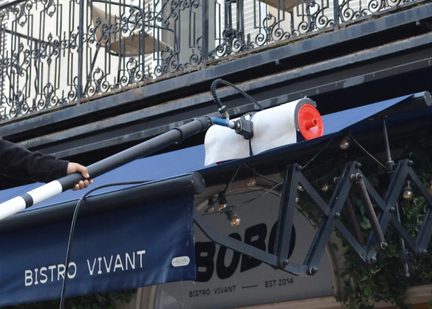 Nettoyage-store-exterieur-rouleau-Storewash Nettoyage au rouleau d’une toile de store par l’équipe StoreWash