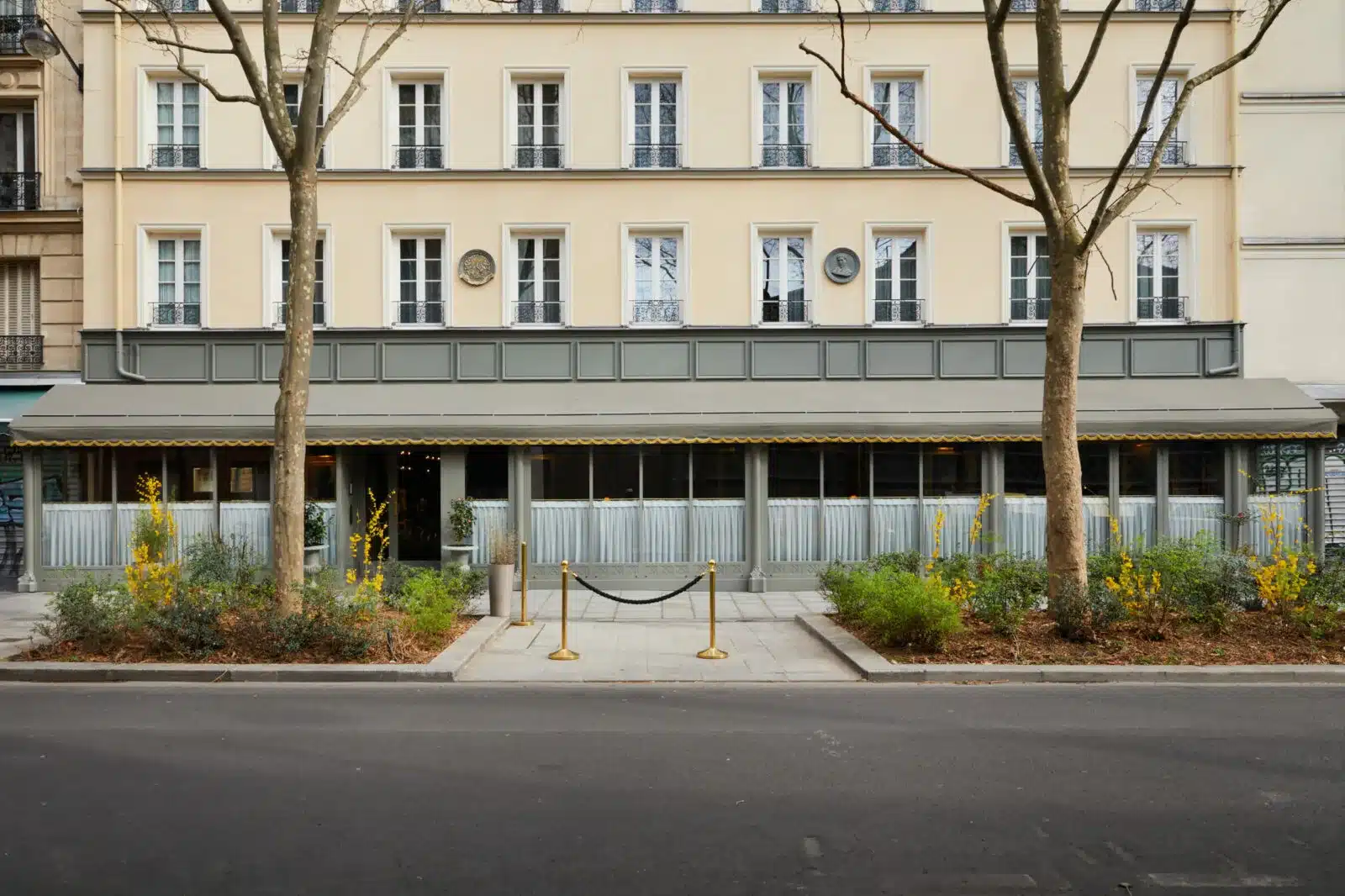 Store extérieur propre après intervention de nettoyage professionnel par StoreWash