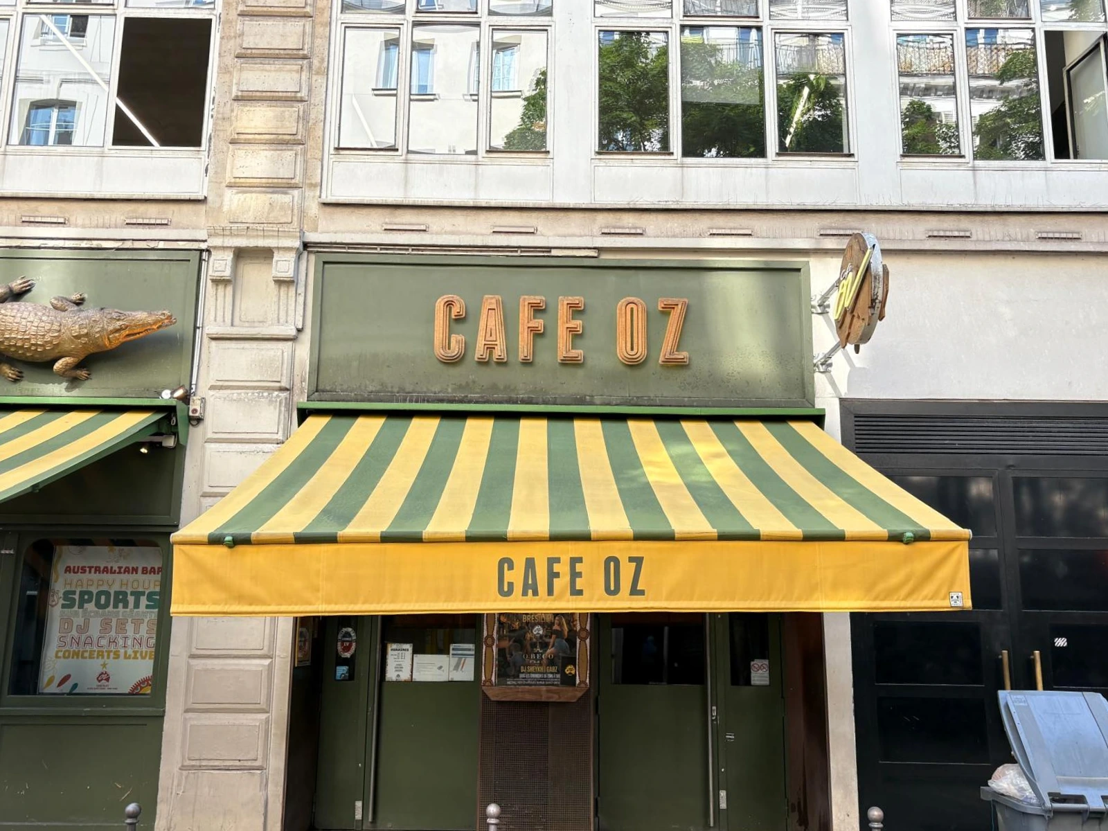 entretien-store-exterieur-paris Façade de café avec store parfaitement entretenu grâce à StoreWash