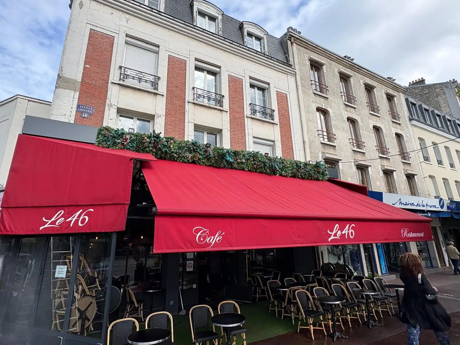 store bannes propre restaurant Intervention professionnelle de nettoyage de store extérieur avec matériel spécialisé